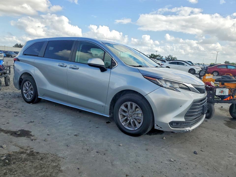 2021 Toyota Sienna le 8-passenger