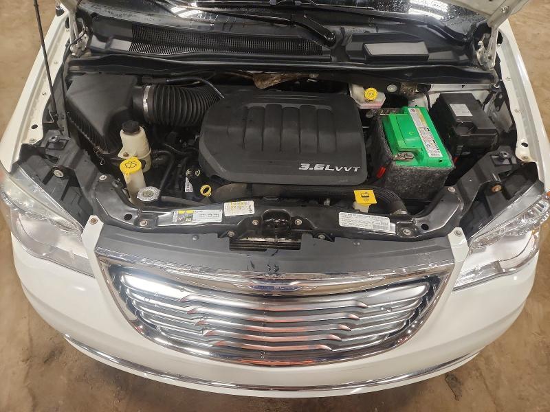 2013 Chrysler Town & Country Touring l