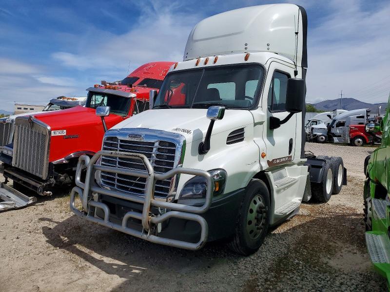 2016 Freigliner 2016 Freightliner Cascadia 113 Semi Truck