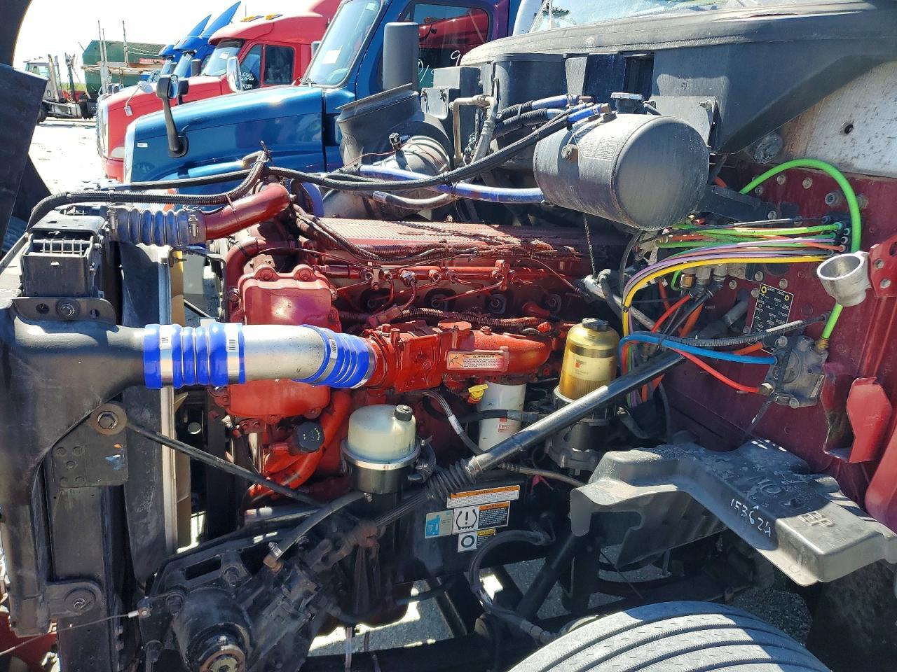 2016 Peterbilt 587 Semi Truck