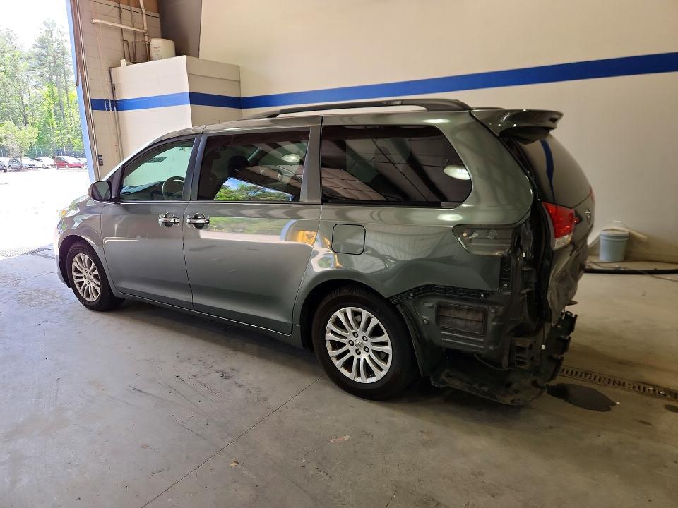 2013 Toyota Sienna xle 8-passenger