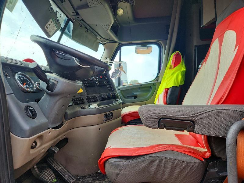 2017 Freigliner 2017 Freightliner Cascadia 125 Semi Truck