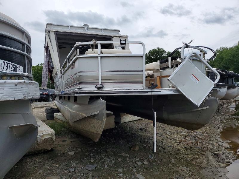 2001 Sun Tracker Boat