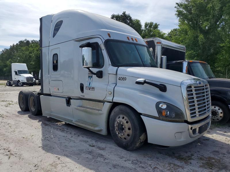 2016 Freigliner 2016 Freightliner Cascadia 125 Semi Truck