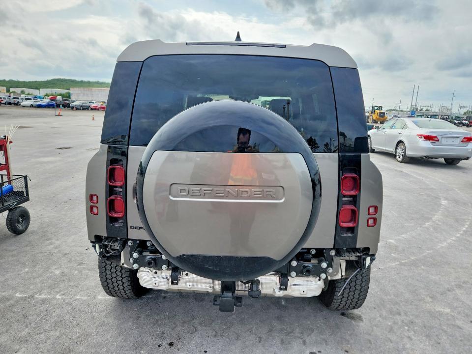 2024 Land Rover Defender 110 s