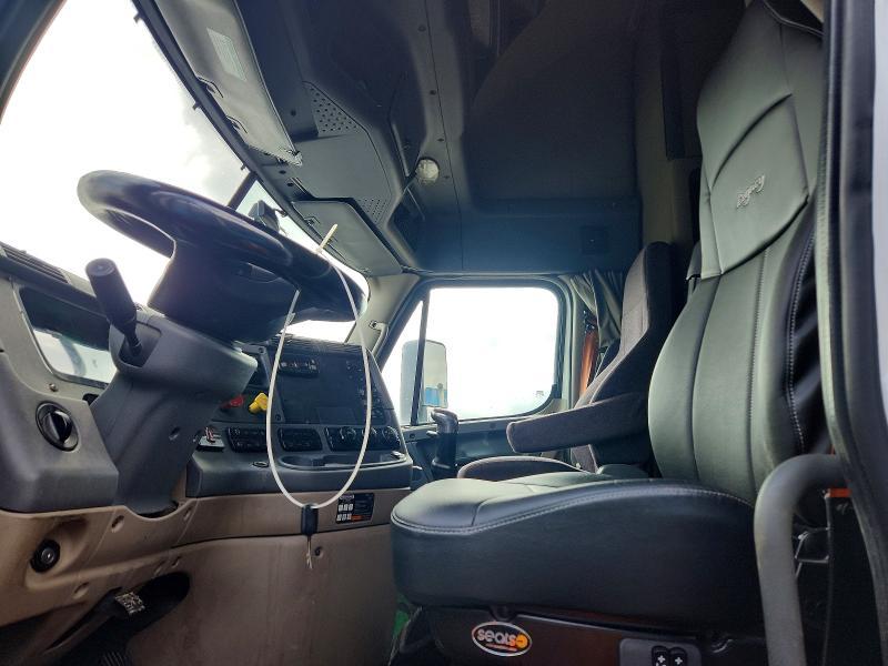 2017 Freightliner Cascadia 125 Semi Truck