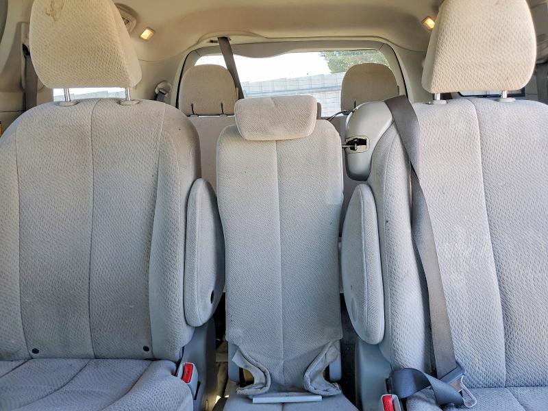 2013 Toyota Sienna le 8-passenger