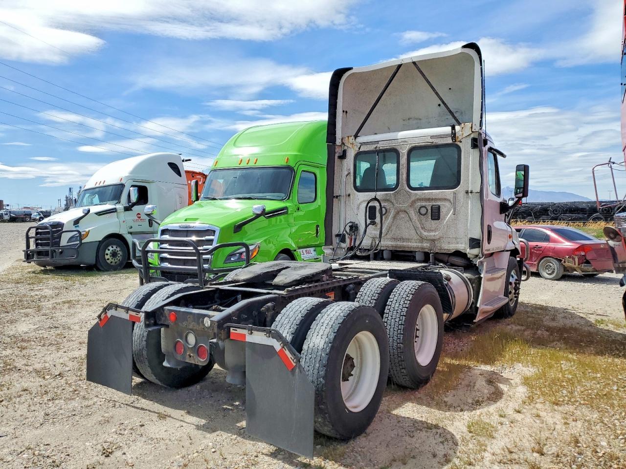 2016 Freigliner 2016 Freightliner Cascadia 113 Semi Truck
