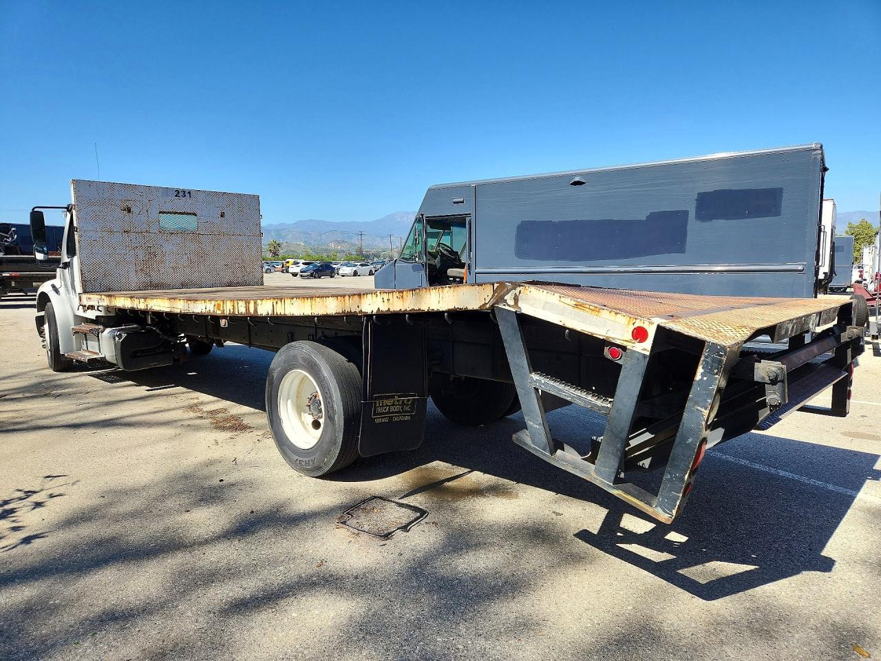 2015 Freightliner Business Class M2 Flatbed Truck