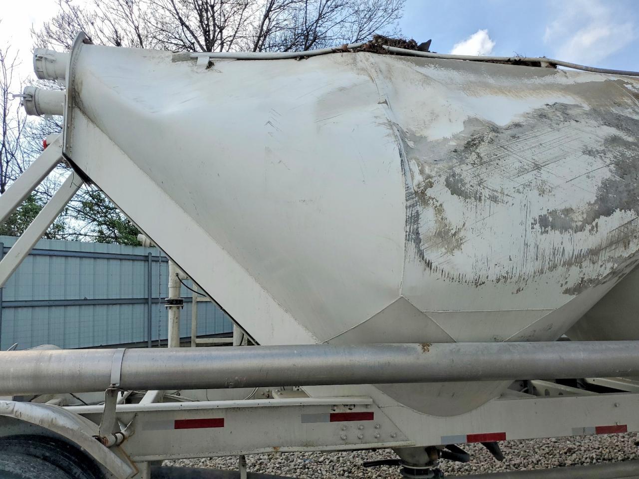 1999 Vantage Dump 1999 Freedom Pneumatic DRY Bulk Trailer