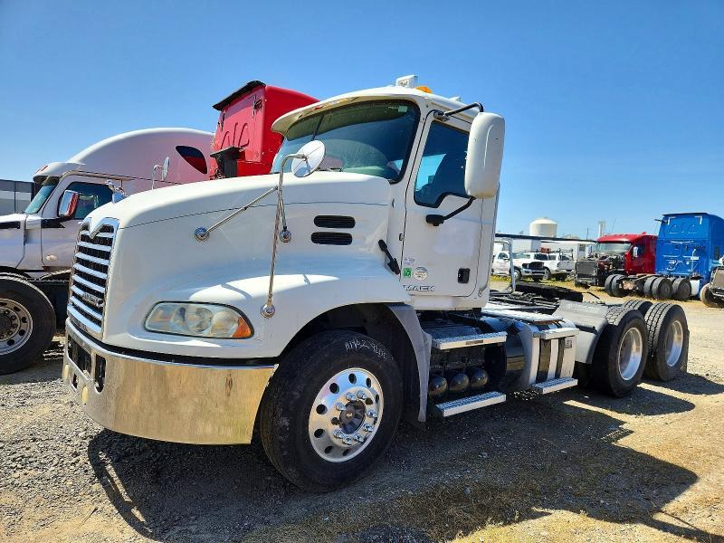 2016 Mack CXU613 Semi Truck