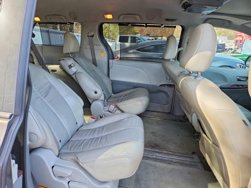 2011 Toyota Sienna xle 8-passenger
