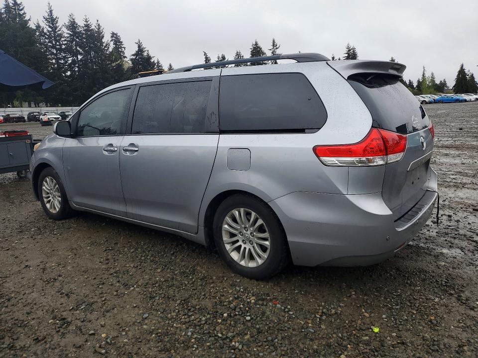 2012 Toyota Sienna xle 8-passenger