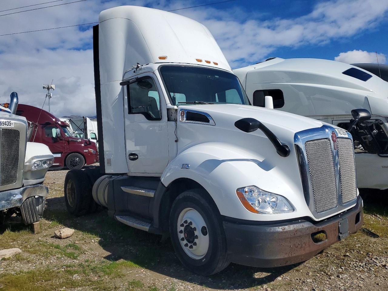 2016 Kenworth T680 Semi Truck