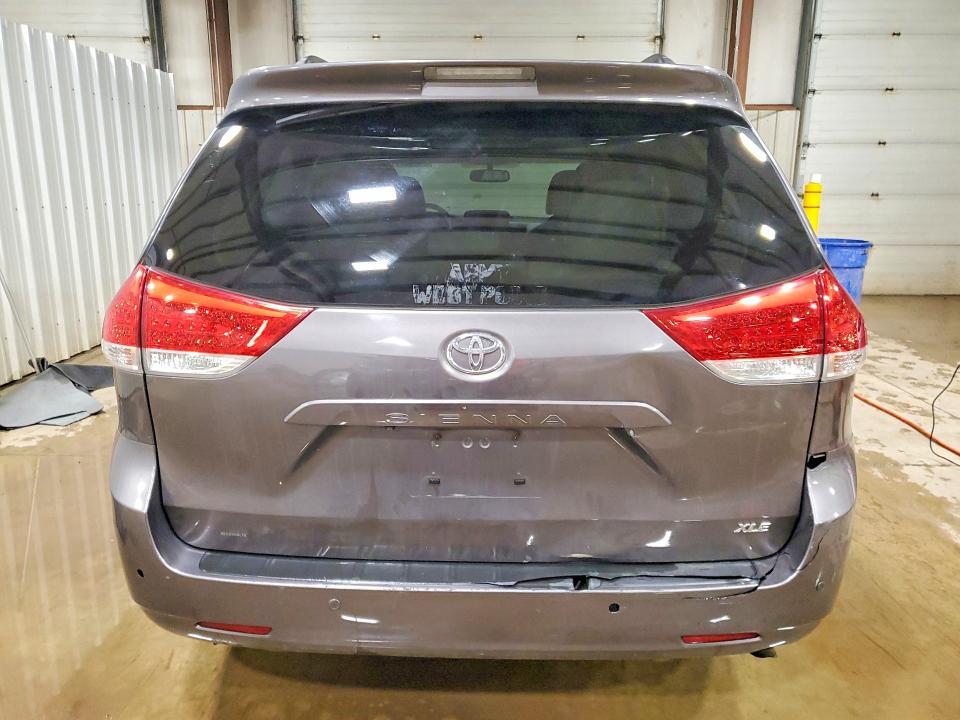 2011 Toyota Sienna xle 8-passenger