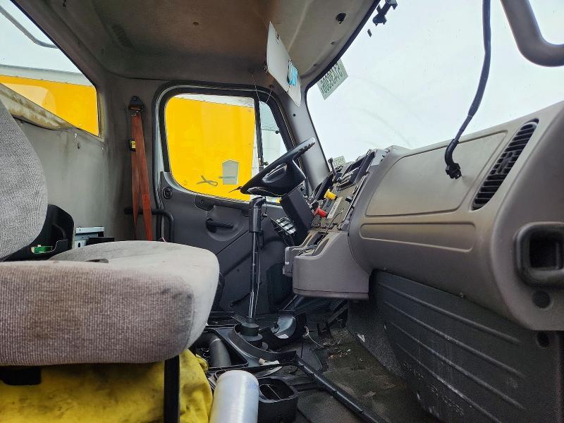 2016 Freigliner 2016 Freightliner Business Class M2 Semi Truck