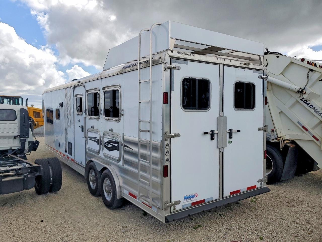 2020 Feathrlite 2020 Featherlite 9821-313D-STD Horse Trailer