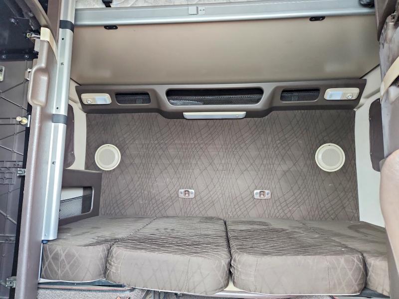 2015 Volv O VNL Semi Truck