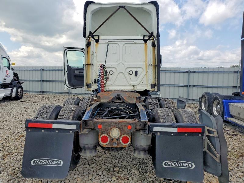 2022 Freigliner Cascadia 126