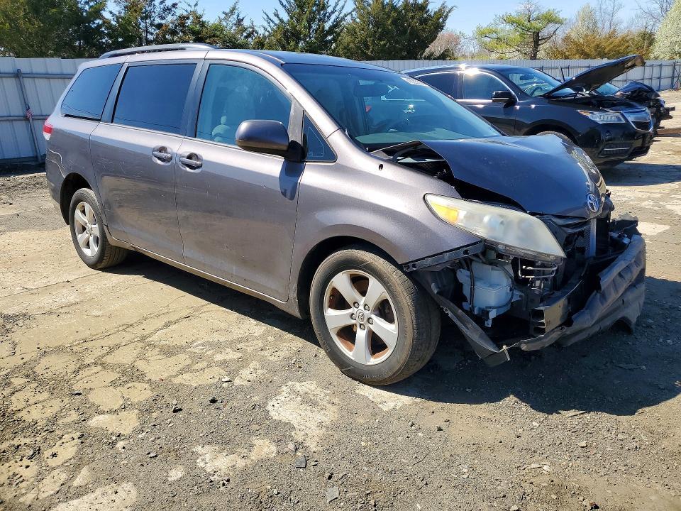 2013 Toyota Sienna le 8-passenger