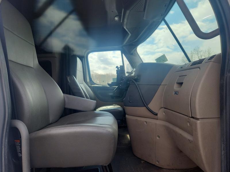 2015 Freightliner Cascadia 125 Semi Truck