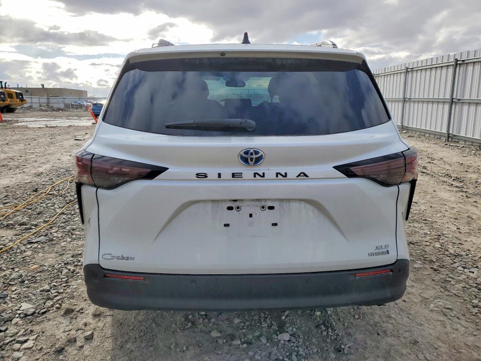 2023 Toyota Sienna xle 8-passenger