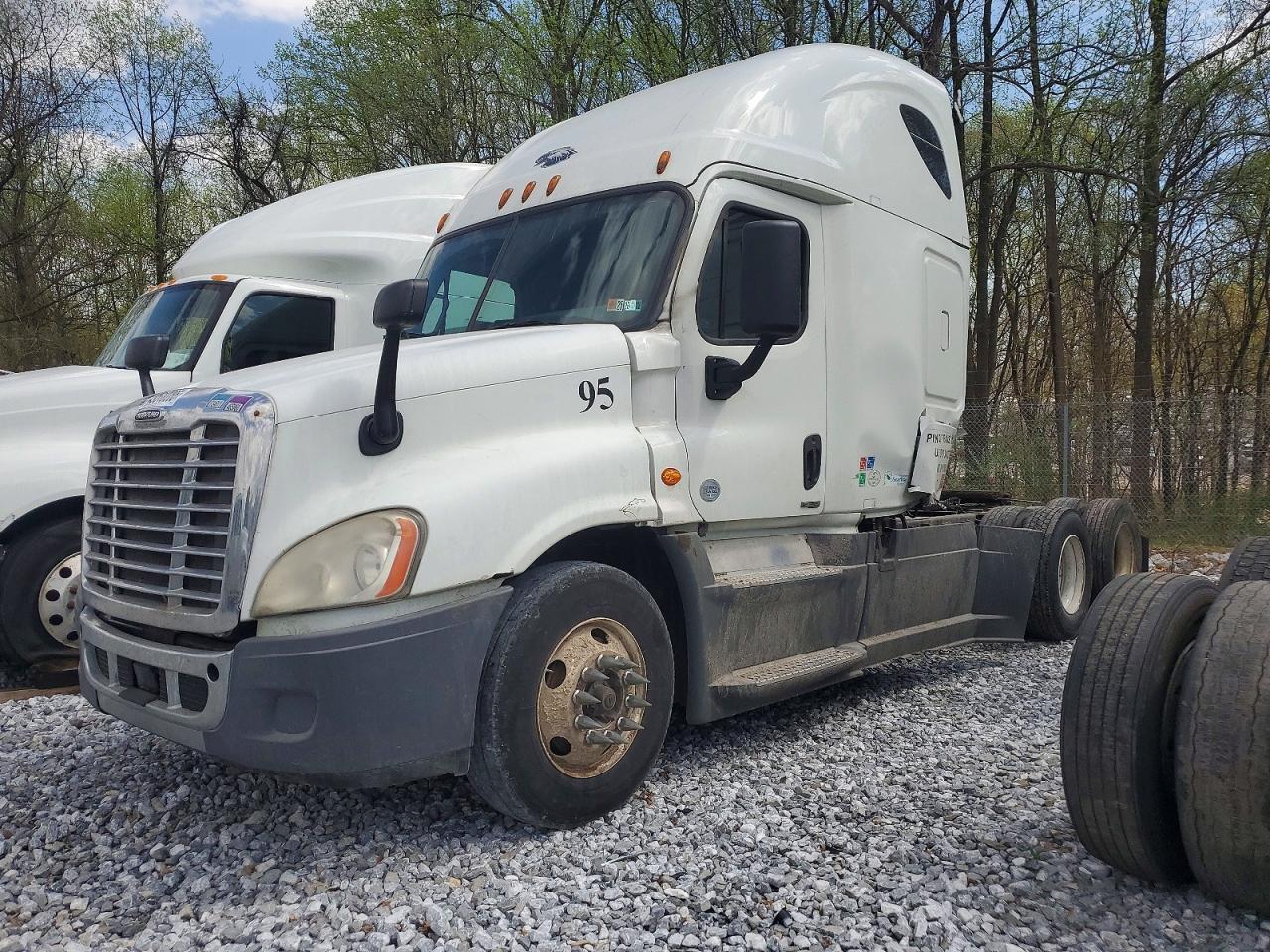 2016 Freightliner Cascadia 125 Semi Truck