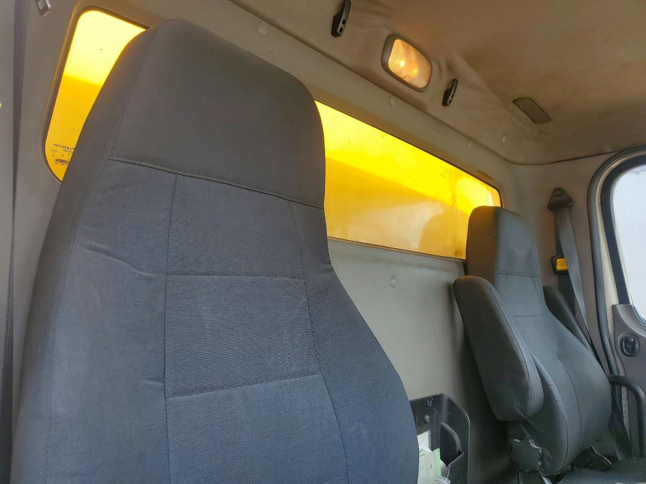 2014 Freigliner 2014 Freightliner Business Class M2 BOX Truck