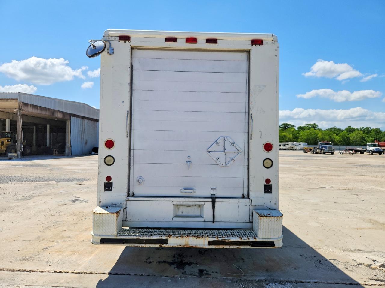 2000 Freightliner MT45G Delivery Truck