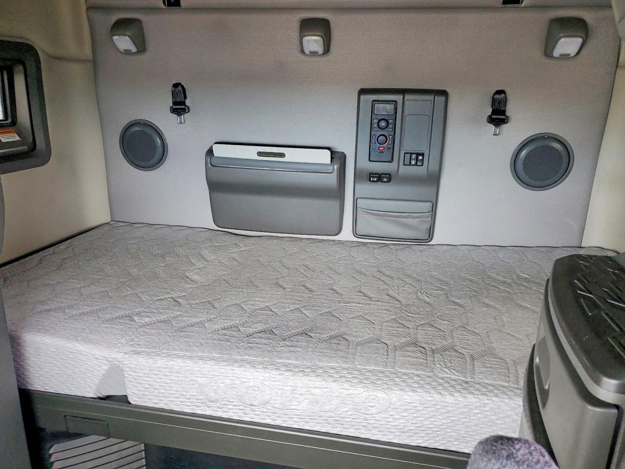 2021 Volv O VNL Semi Truck