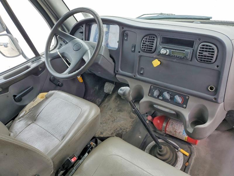 2004 Freigliner 2004 Freightliner Business Class M2 BOX Truck