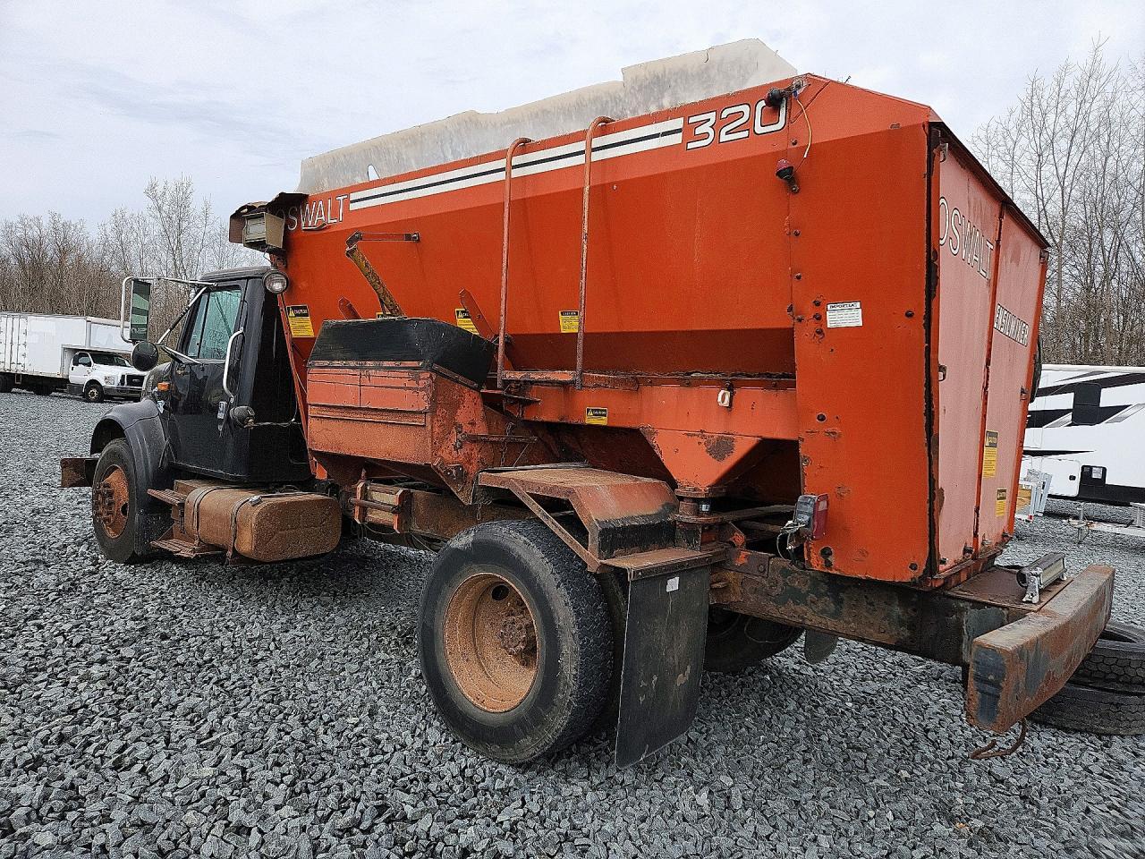1999 International 4700 Spreader Truck