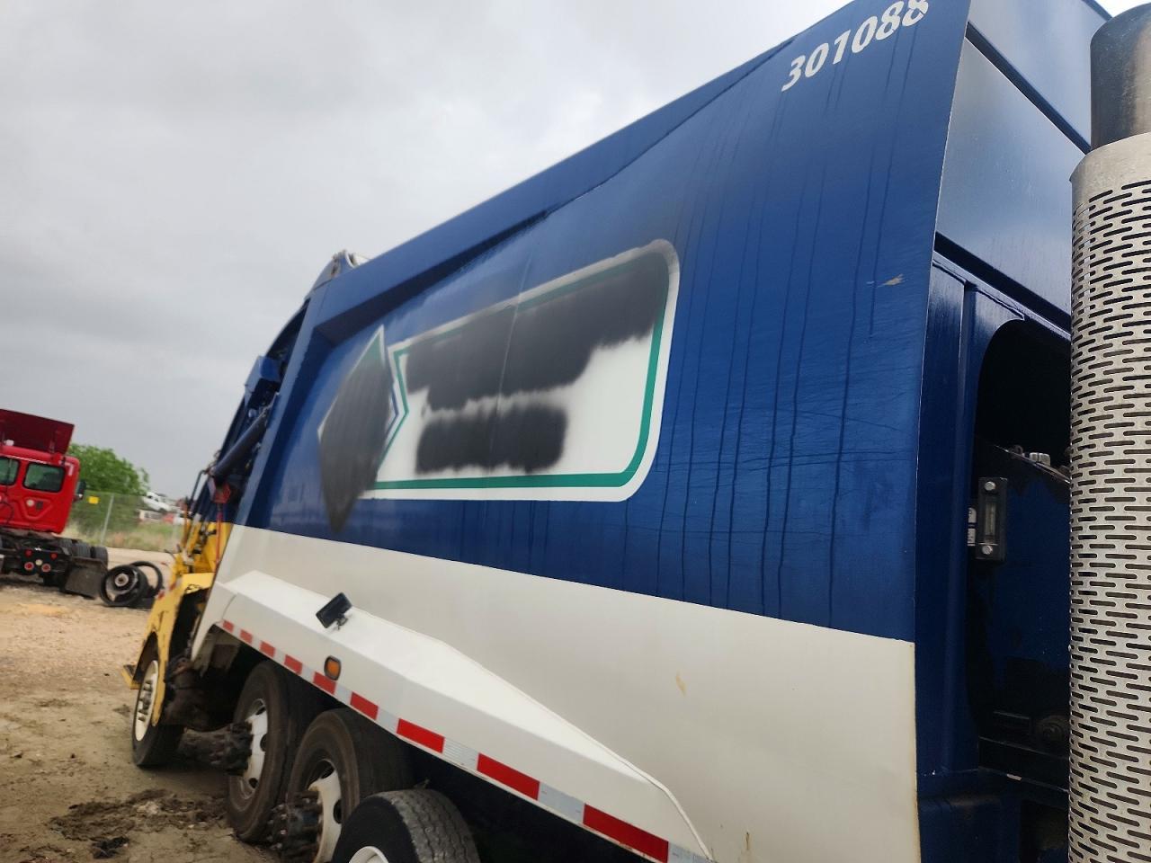2013 Mack GU713 Refuse Truck