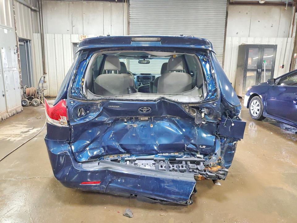 2011 Toyota Sienna le 8-passenger