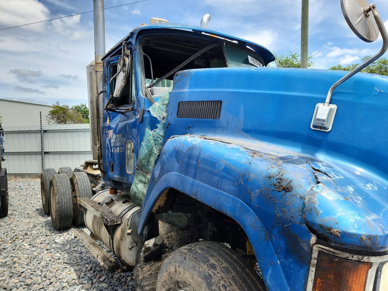 2000 Mack CH613 Semi Truck