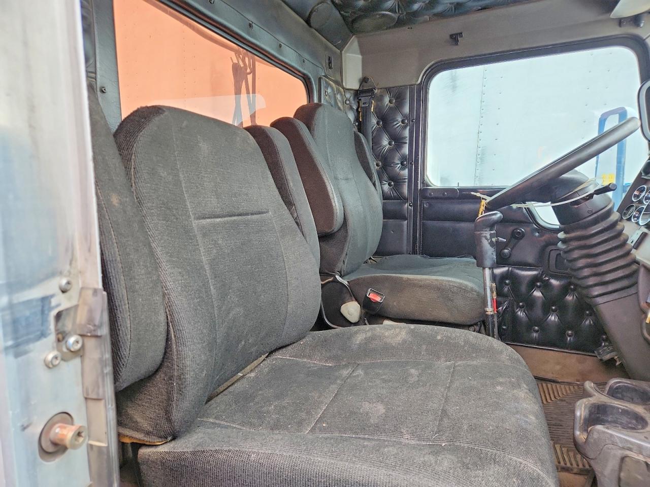 2005 Kenworth Constructi-Semi Truck