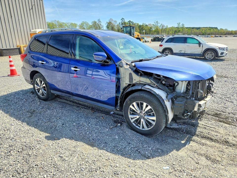 2018 Nissan Pathfinder sv