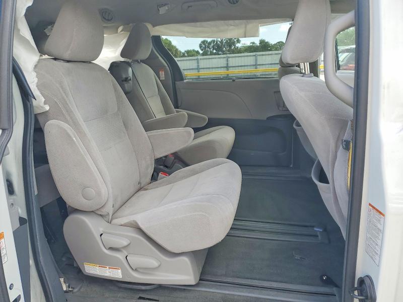 2017 Toyota Sienna le 8-passenger