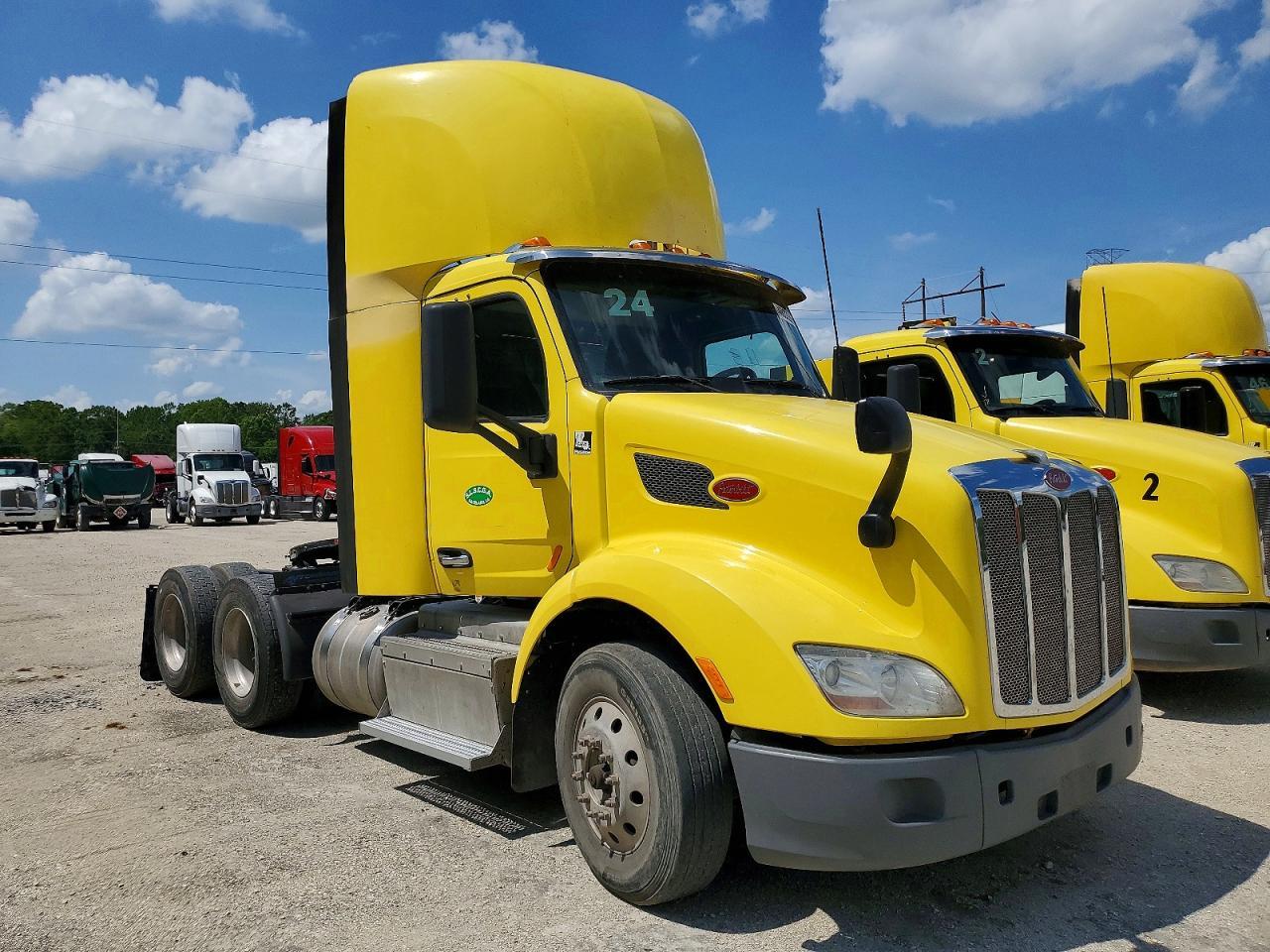 2017 Peterbilt 579 Semi Truck