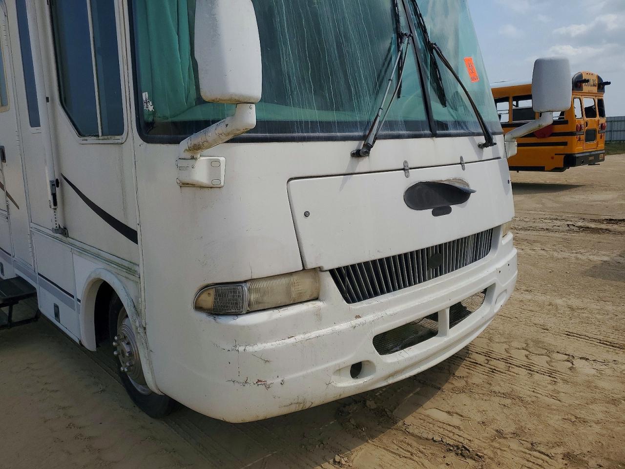 2002 Workhorse Custom Chassis P32 RV