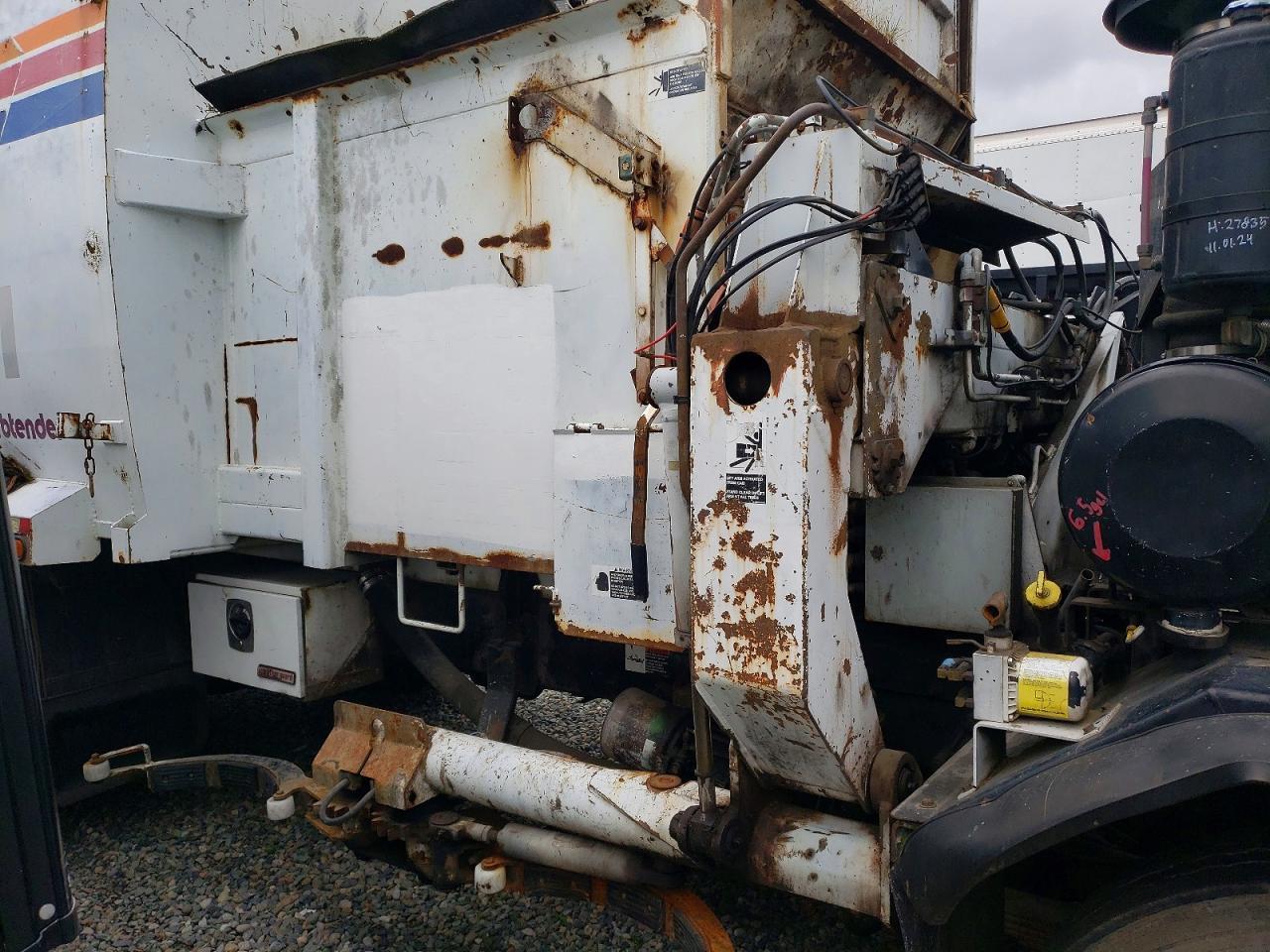2007 Peterbilt 320 Refuse Truck
