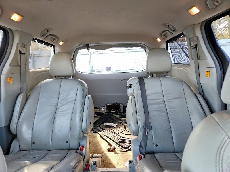 2011 Toyota Sienna xle 8-passenger