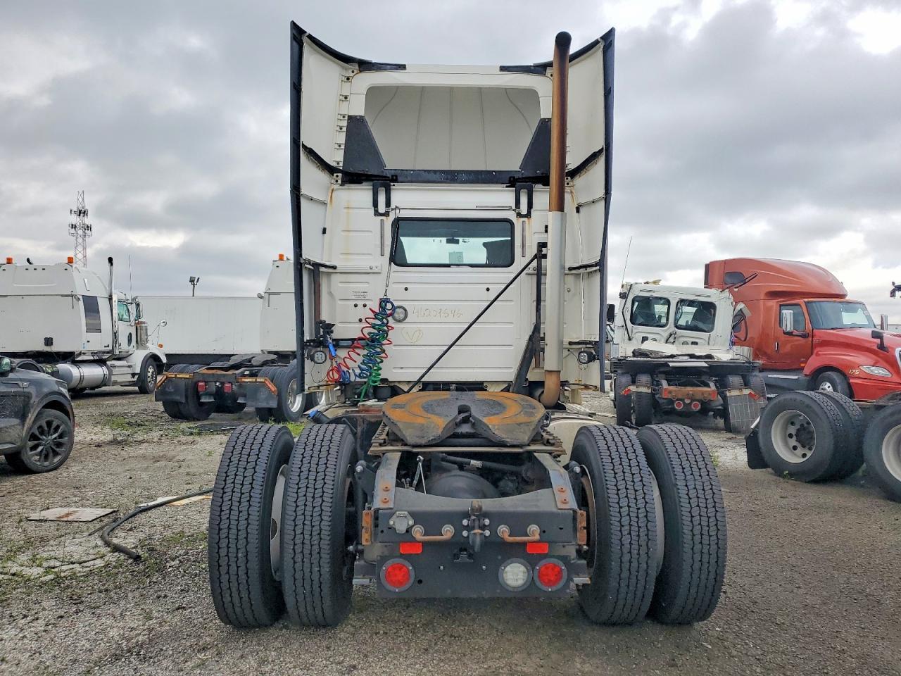 2016 Volvo VNL Semi Truck