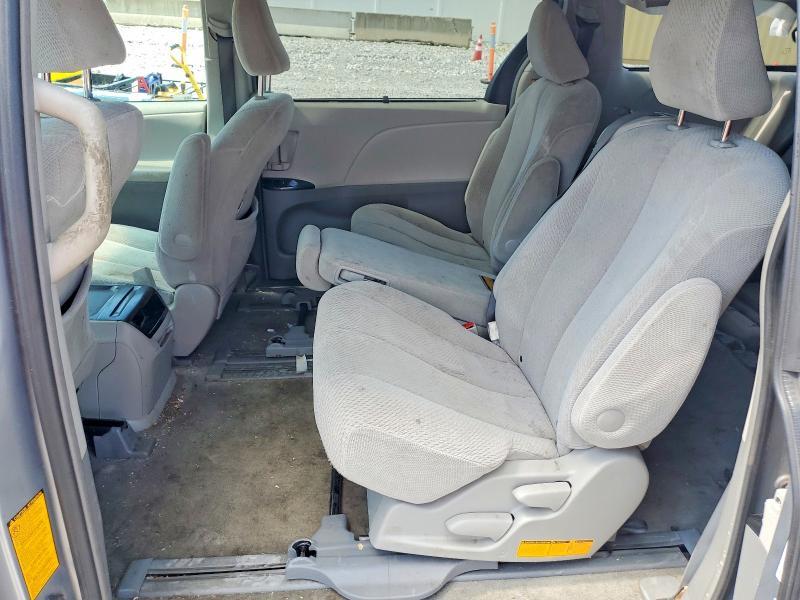2011 Toyota Sienna le