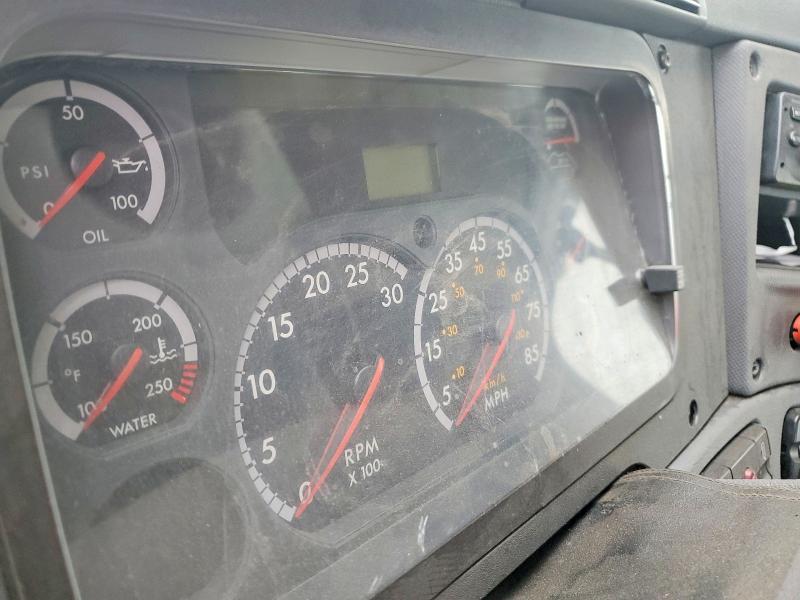 2014 Freigliner 2014 Freightliner Cascadia 113 Semi Truck
