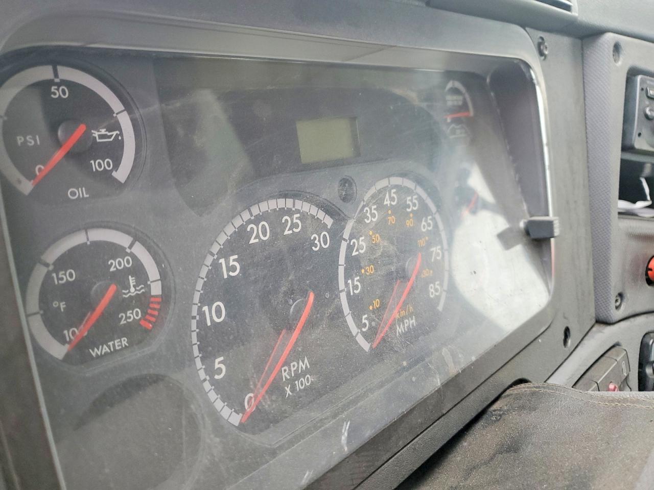 2014 Freigliner 2014 Freightliner Cascadia 113 Semi Truck
