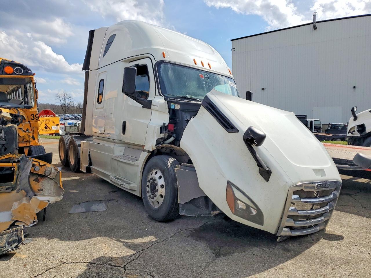 2019 Freightliner Cascadia 126 Semi Truck
