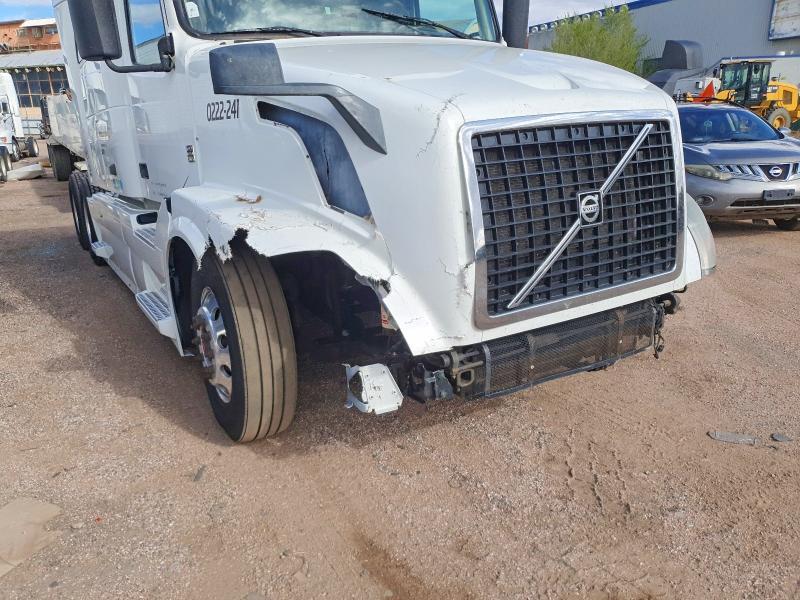 2015 Volvo VNL Semi Truck