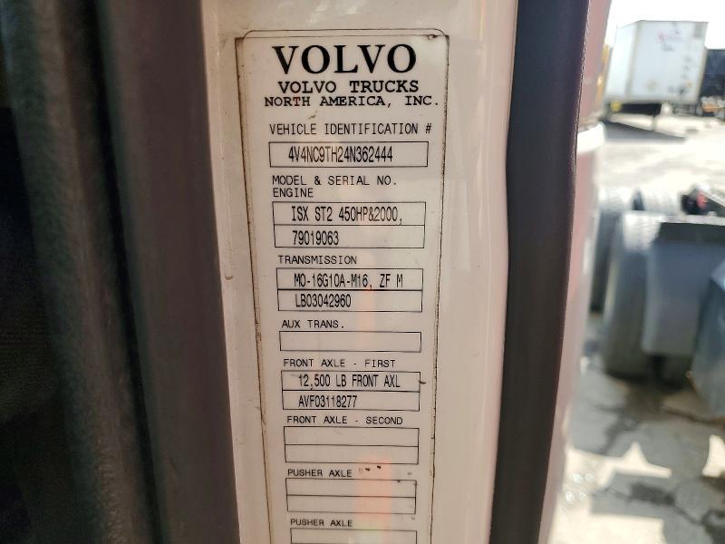 2004 Volv O VNL Semi Truck