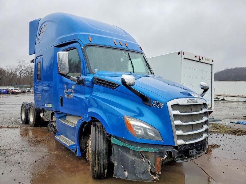 2018 Freigliner 2018 Freightliner Cascadia 126 Semi Truck